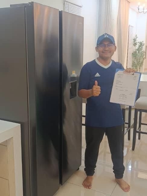 Pelanggan memegang borang penerimaan sambil memberi isyarat bagus