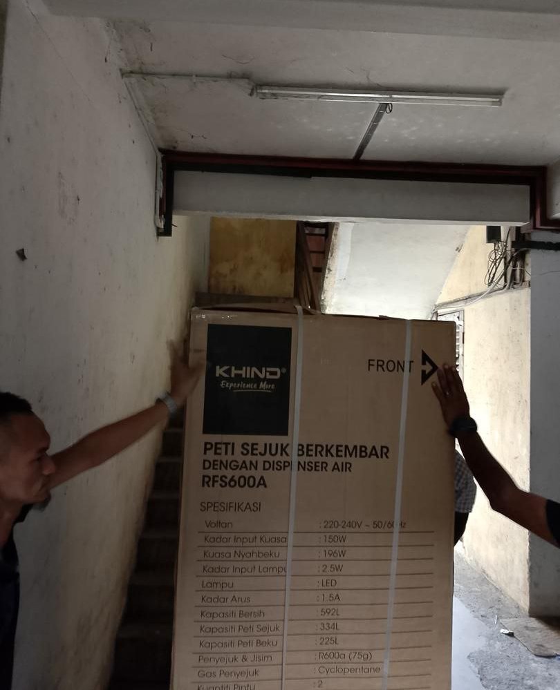 Kotak peti sejuk berkembar dibawa masuk ke ruang tangga