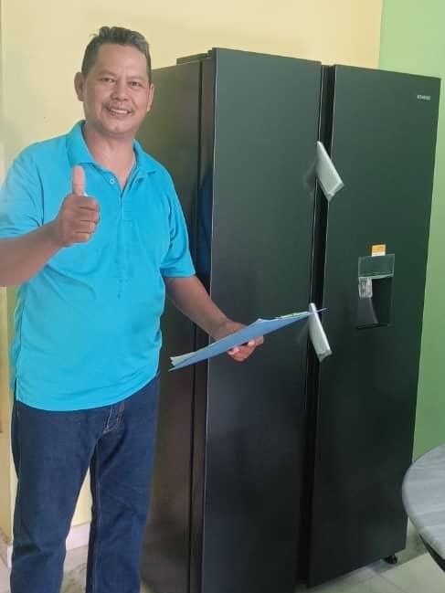 Pelanggan memberi isyarat bagus di sebelah peti sejuk side-by-side