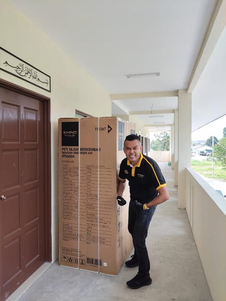 Petugas Khind menghantar peti sejuk berkembar ke pintu rumah