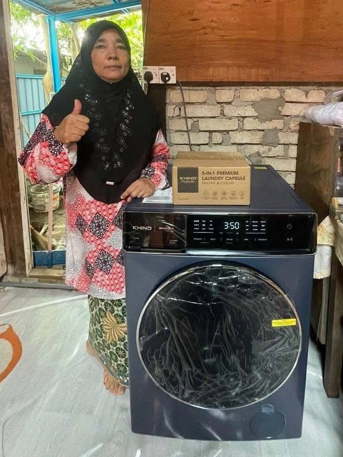 Pelanggan memberi isyarat bagus di sebelah washer dryer Khind