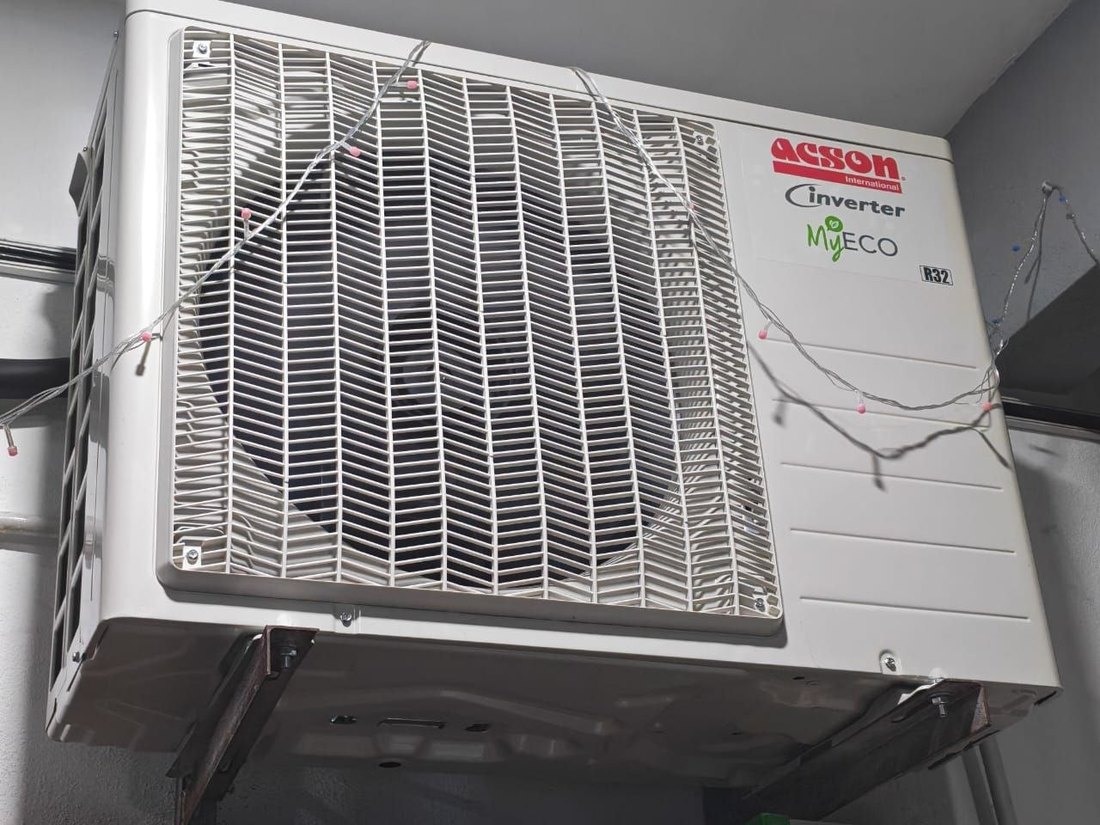 Unit luaran aircond Acson inverter siap dipasang pada pendakap dinding