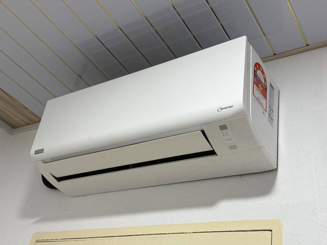 Unit dalaman aircond Acson inverter siap dipasang di dinding bilik
